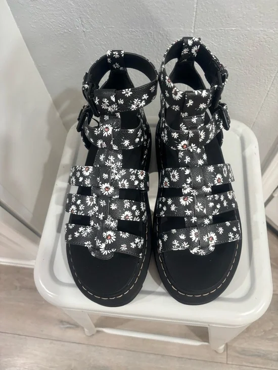 UNIONBAY Black Floral Platform Sandals - Picture 2 of 7